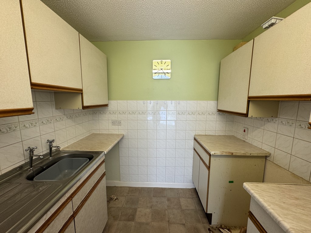 Lot: 12 - RETIREMENT APARTMENT WITH SEA VIEWS - Kitchen